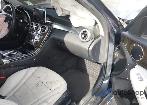 2016 Mercedes-Benz C 300 4Matic z USA, uszkodzony, nr VIN 55SWF4KB6GU110754